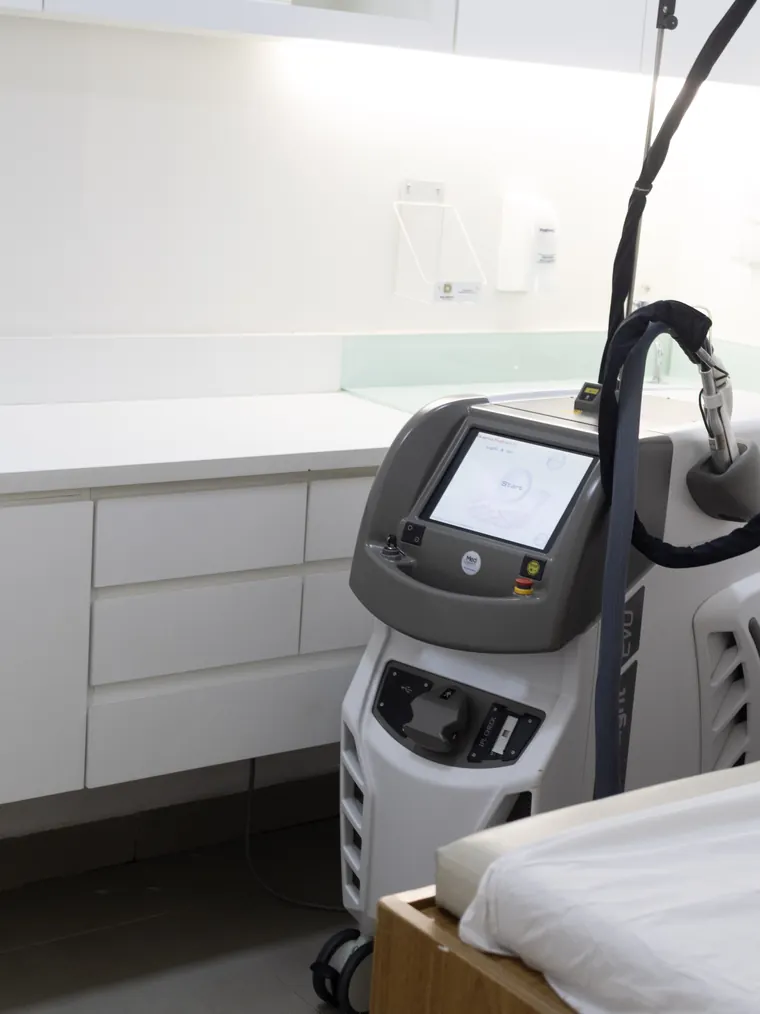 Sala de atendimento da RYO Spa na Vila Olímpia, com maca e o Laser Light EVO