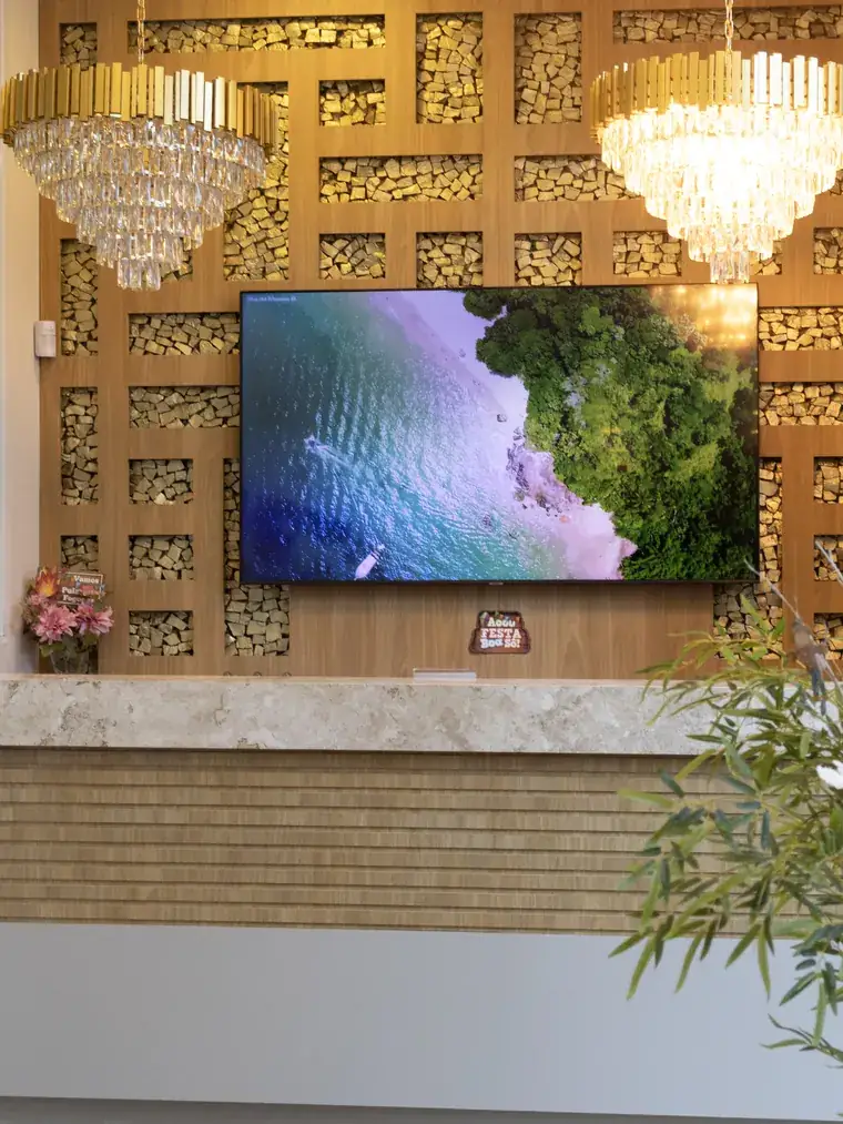 Recepção da RYO Spa com parede dourada e lustres de cristal