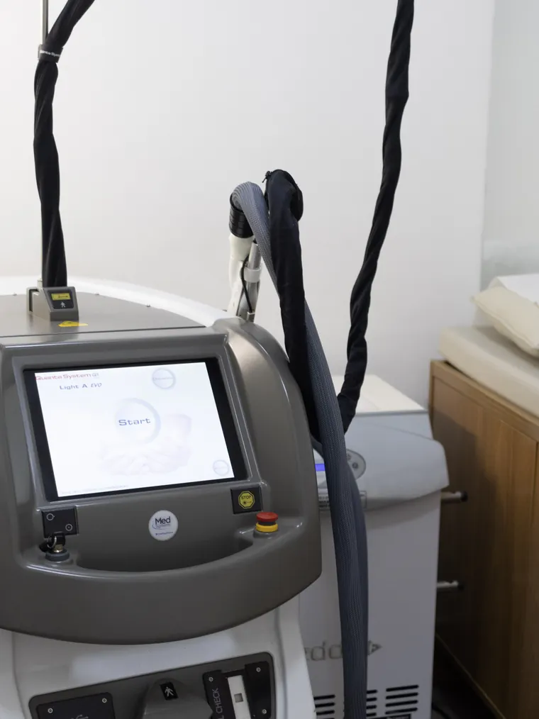 Sala de atendimento da RYO com o Laser Light EVO ao lado da maca