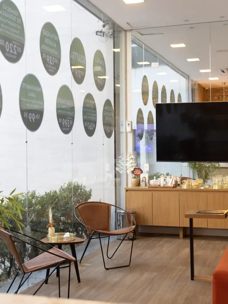 Área de convivência da RYO Spa na Vila Olímpia, com poltronas e jardim